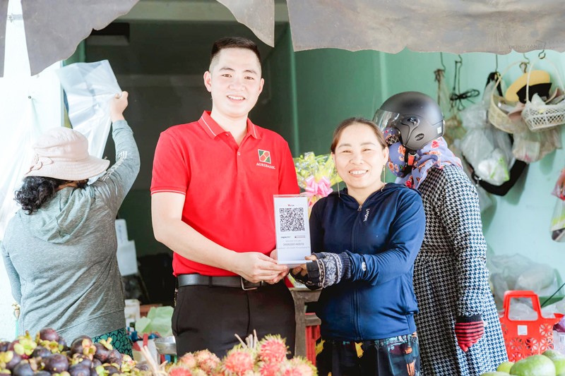 Ngân hàng Nông nghiệp và PTNT chi nhánh thị xã Quảng Trị phủ sóng dịch vụ VietQR đến khách hàng - Ảnh: T.T