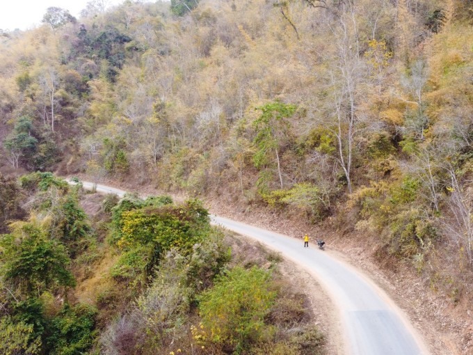 Khung cảnh lá vàng như mùa thu trên đường từ Sầm Nưa đi B.Sam Soun.