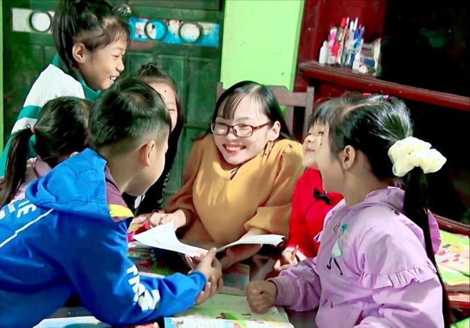 Cô giáo Nguyễn Thị Ngọc Tâm suốt nhiều năm qua mở lớp học miễn phí cho các em nhỏ. Ảnh: NT