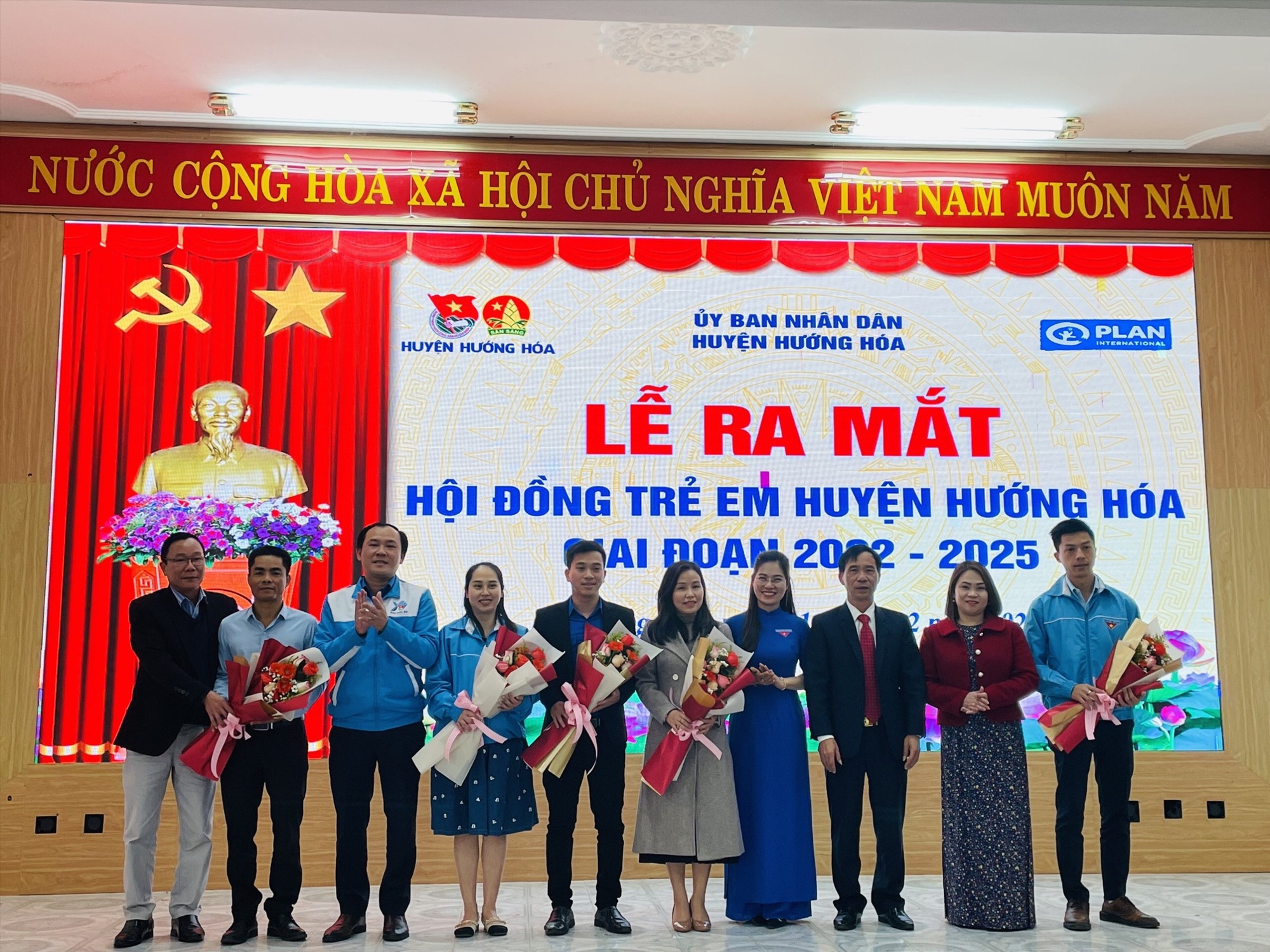 Lãnh đạo huyện Hướng Hóa và các đơn vị tặng hoa cho các thành viên Hội đồng Trẻ em huyện-Ảnh: N.Đ.P