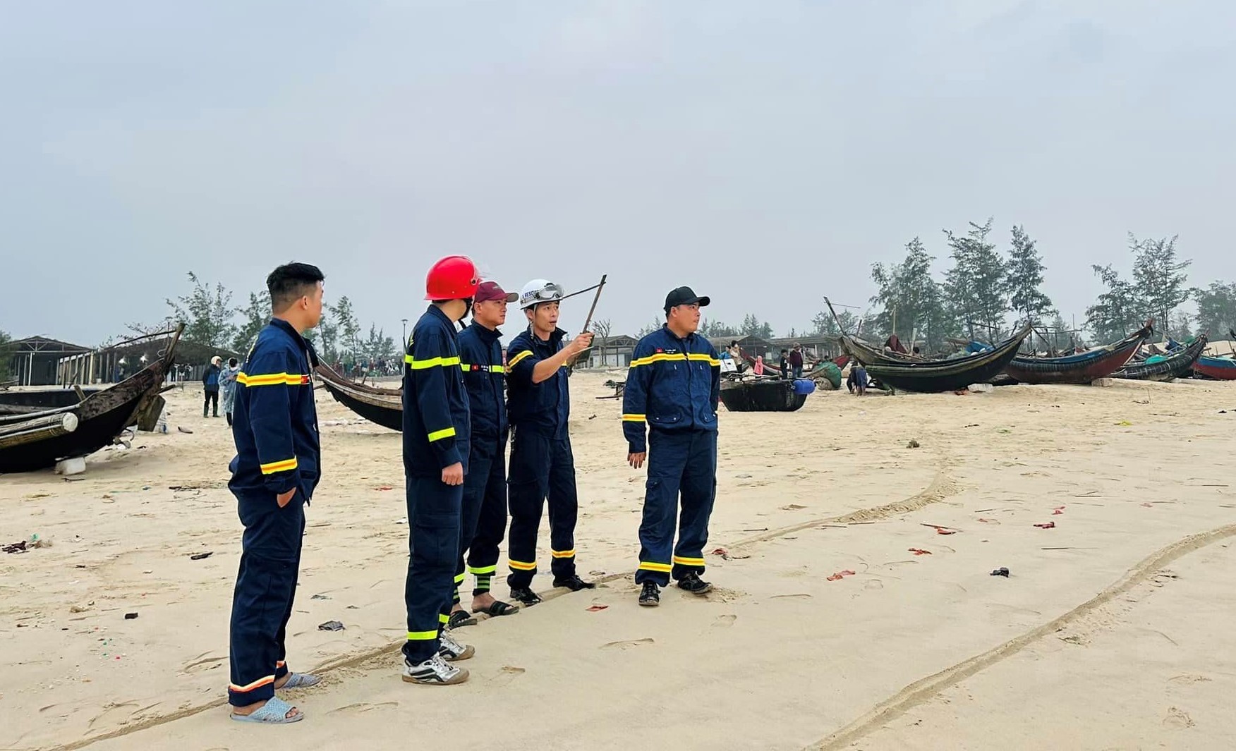 Lực lượng Phòng Cảnh sát PCCC và CNCH lên phương án tìm kiếm nam thanh niên mất tích tại bờ biển Nhật Tân, xã Triệu Lăng (huyện Triệu Phong) - Ảnh: Phòng Cảnh sát PCCC và CNCH