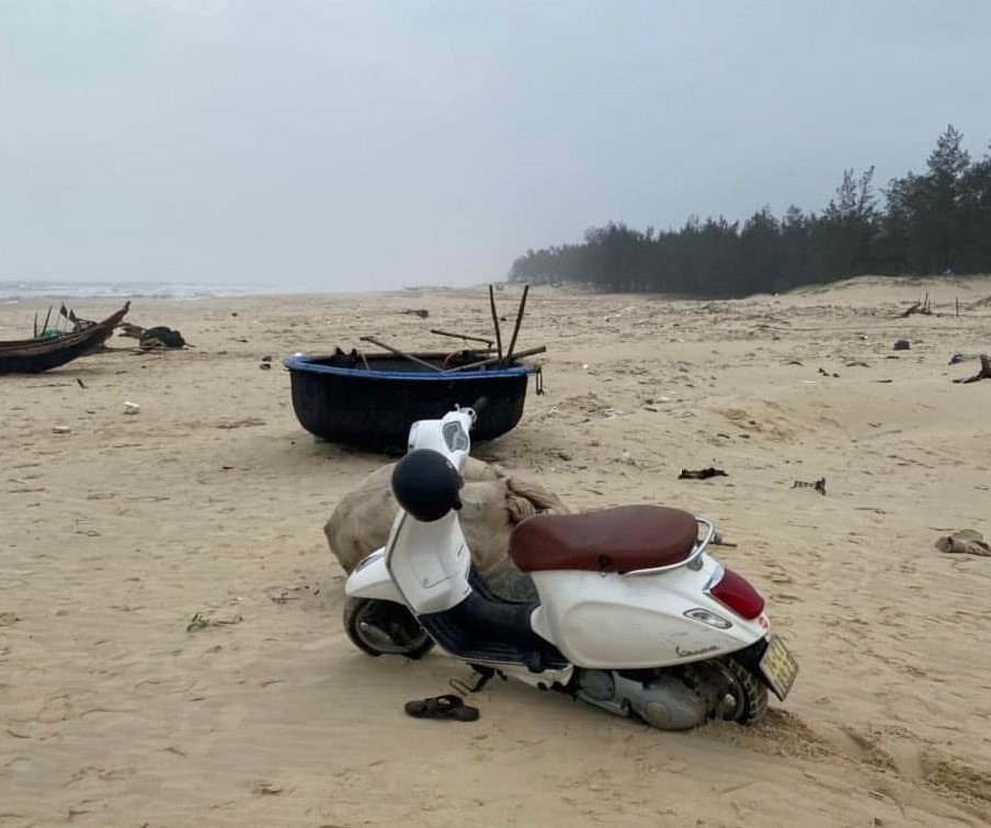 Chiếc xe máy anh N.T.V. bỏ lại tại bãi biển Nhật Tân - Ảnh: MXH