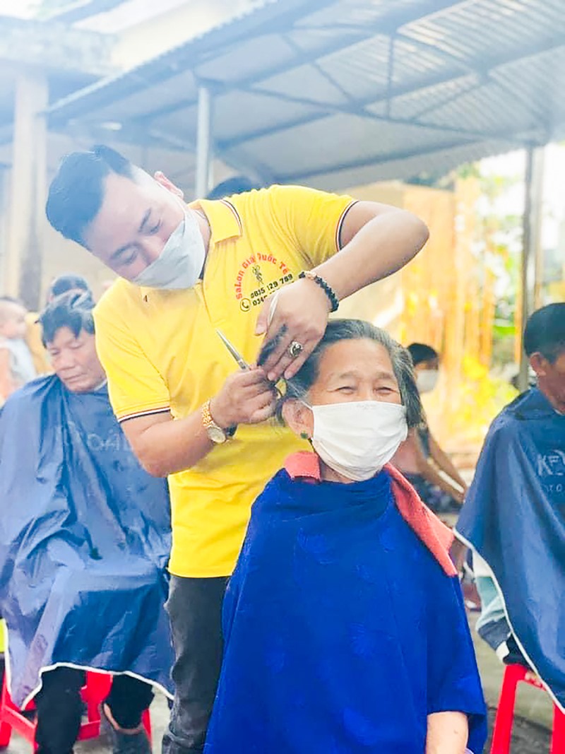 Ngày thứ 3 hằng tuần, anh Ngô Trọng Giáp đến Trung tâm Y tế huyện Triệu Phong cắt tóc cho bệnh nhân -Ảnh: Đ.V