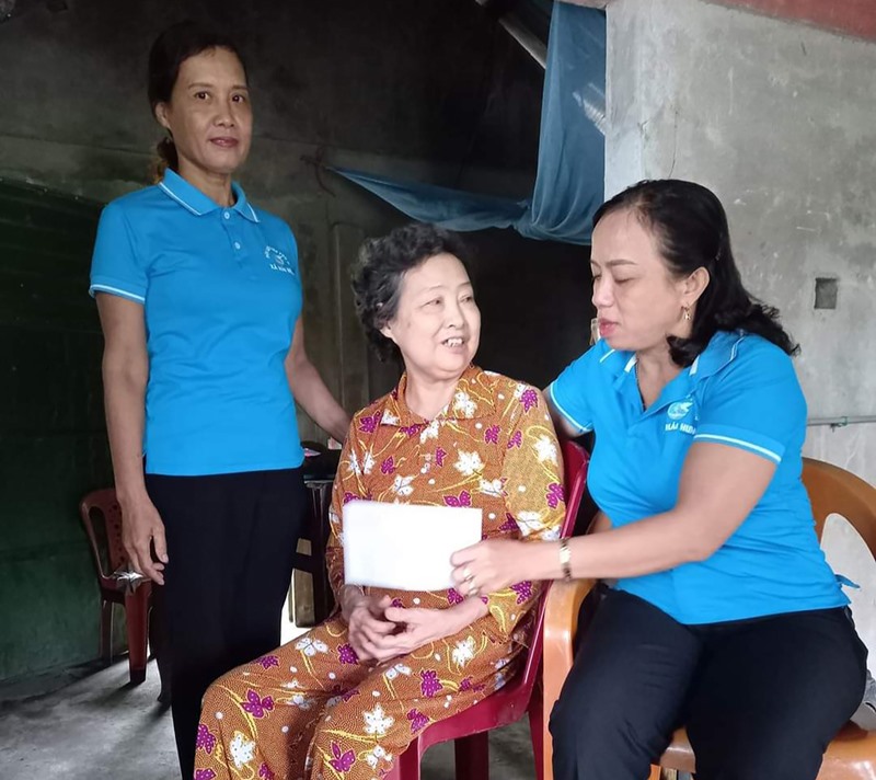 Hội LHPN xã Hải Hưng thăm hỏi, trao hỗ trợ cho hội viên phụ nữ khó khăn tại thôn Thuận Chánh An - Ảnh: T.L