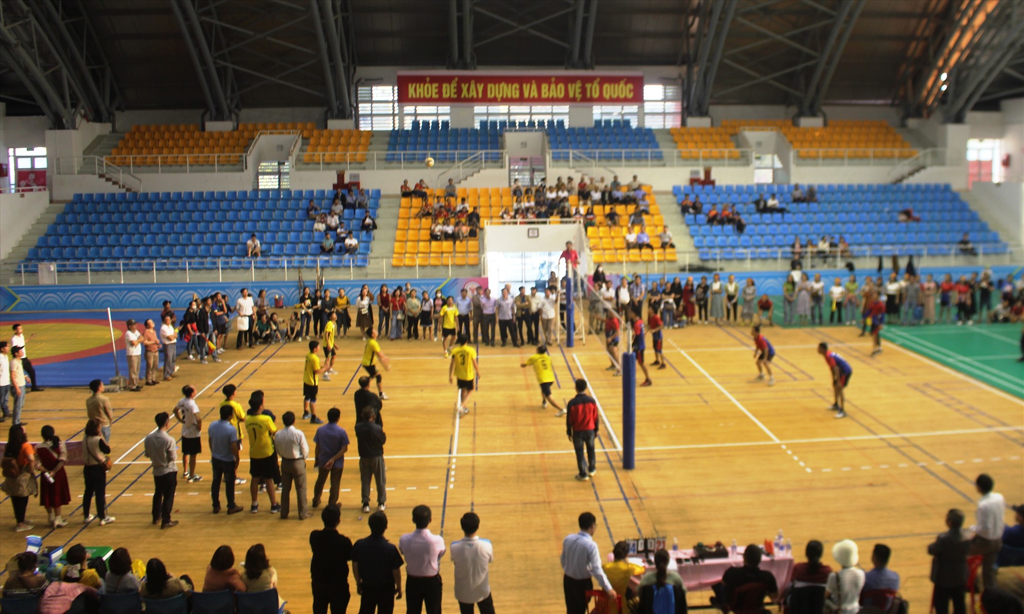 Một pha bóng hấp dẫn trong trận chung kết giữa Đội bóng chuyền nam Trung tâm Kiểm soát bệnh tật tỉnh Quảng Trị và đội bóng chuyền nam Trung tâm Y tế huyện Hải Lăng. Ảnh: Bội Nhiên
