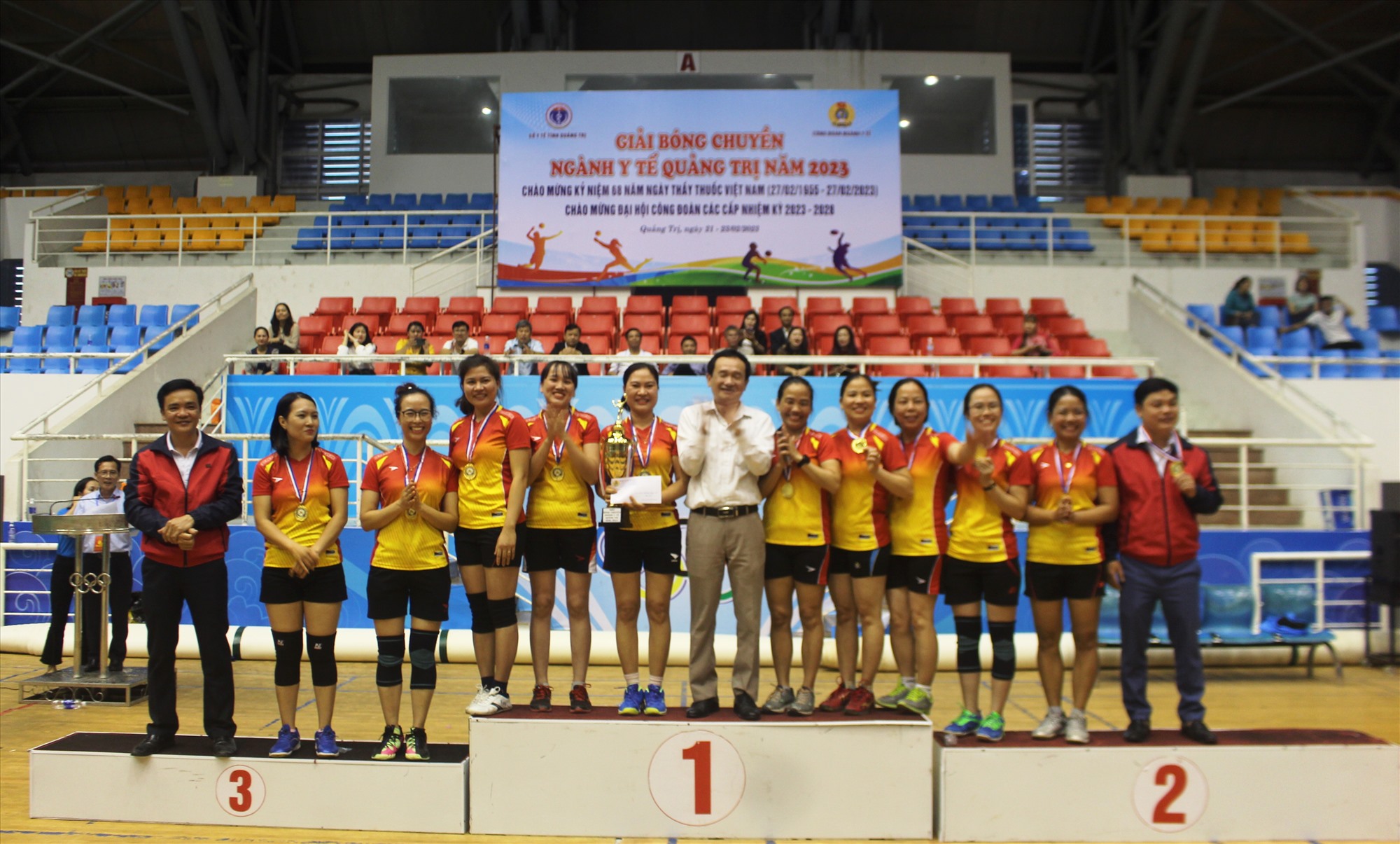 Đội bóng chuyền nam Trung tâm Kiểm soát bệnh tật tỉnh Quảng Trị vô địch Giải Bóng chuyền ngành Y tế tỉnh Quảng Trị năm 2023. Ảnh: Bội Nhiên