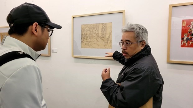Ông Tô Ngọc Thắng, cháu nội danh họa Tô Ngọc Vân bên bức ký họa có tên ''May áo.'' Đây là một trong những tác phẩm cuối cùng của cố họa sỹ, được vẽ năm 1954. (Ảnh: Minh Anh/Vietnam+)