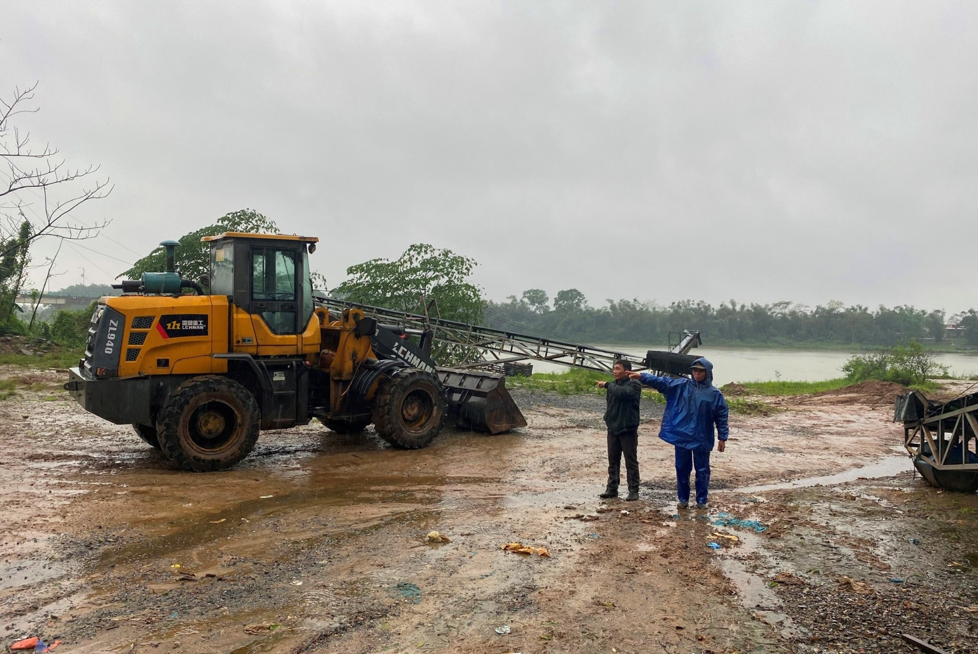 Các hộ kinh doanh cát sỏi ở thôn Tân Đức xót xa khi nhiều thiết bị, máy móc tại bãi tập kết phải nằm giữa nắng mưa hơn 6 tháng qua và đã có dấu hiệu xuống cấp, hư hỏng - Ảnh: N.B