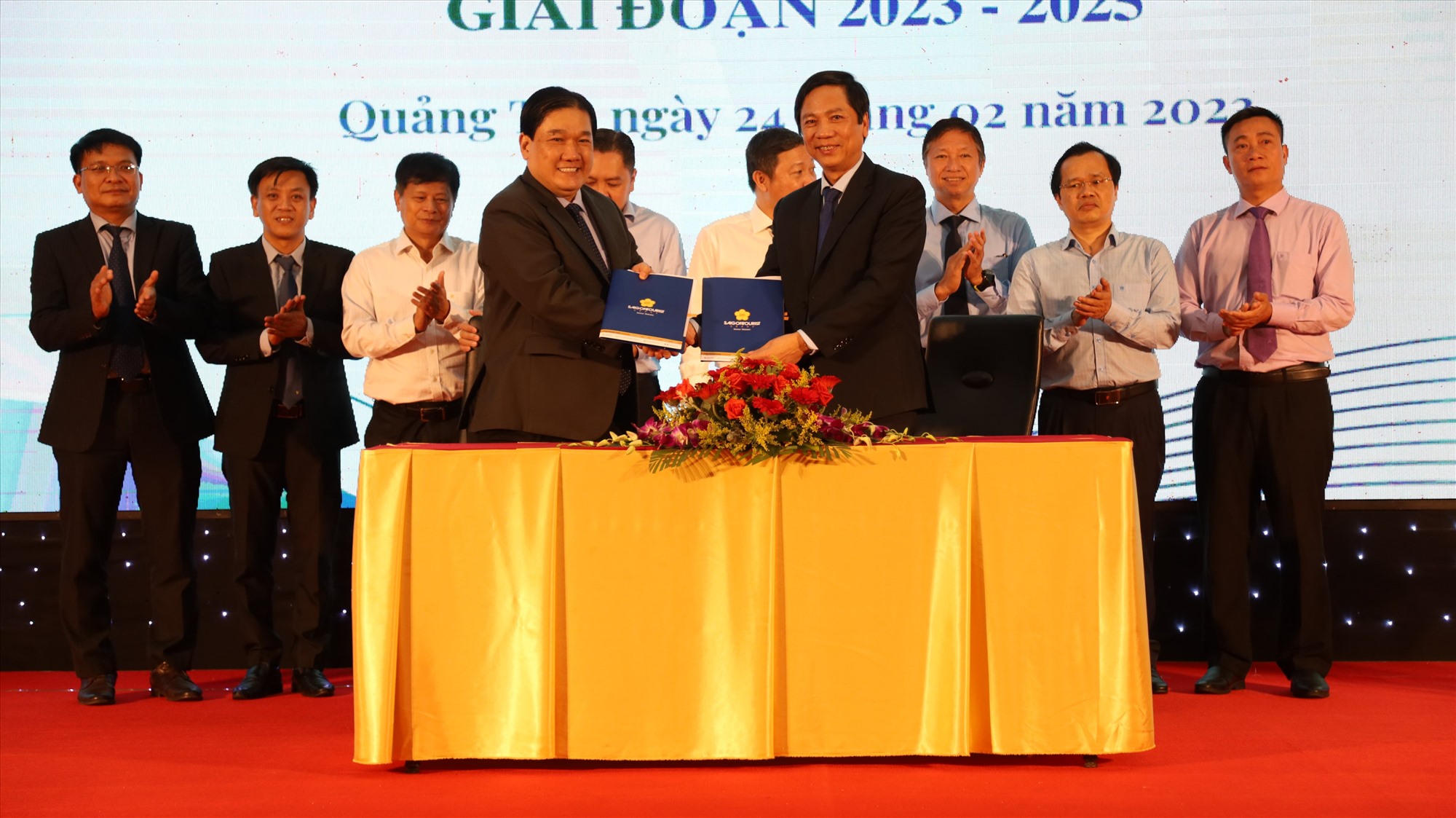 Phó Chủ tịch UBND tỉnh Hoàng Nam và lãnh đạo Saigontourist Group ký kết bản thỏa thuận hợp tác phát triển du lịch giai đoạn 2023 – 2025 - Ảnh: T.P