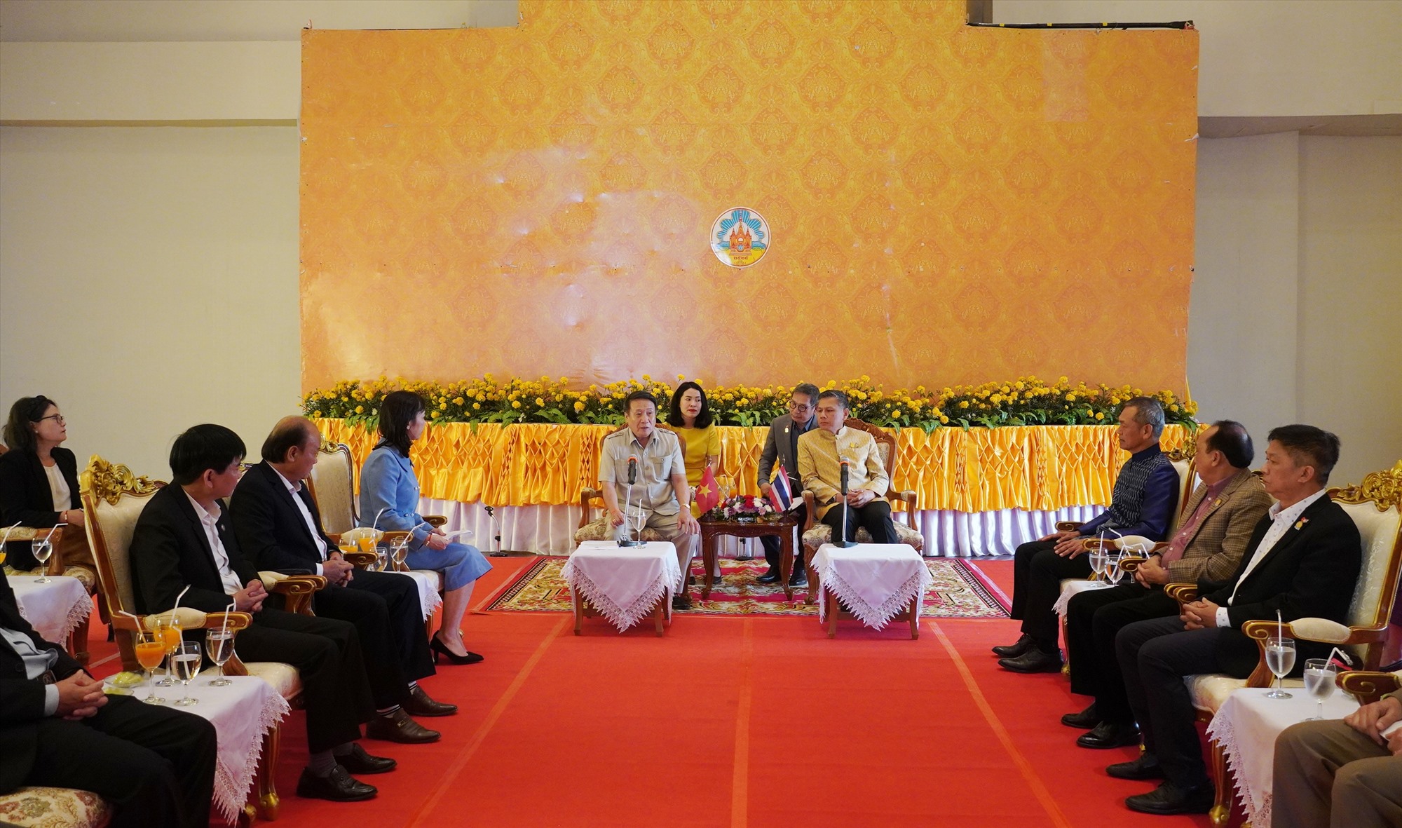 Tỉnh trưởng tỉnh Mukdahan Vorayan Bunarat giới thiệu khái quát tình hình KT - XH của tỉnh với Phó Chủ tịch Thường trực UBND tỉnh Hà Sỹ Đồng - Ảnh: T.N