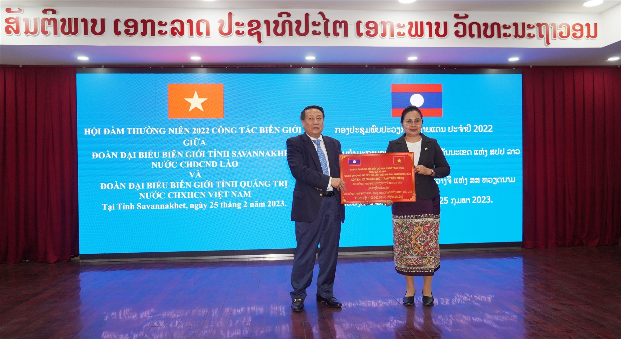 Phó Chủ tịch Thường trực UBND tỉnh, Trưởng Ban chỉ đạo công tác biên giới tỉnh Hà Sỹ Đồng trao 100 triệu đồng cho Ban chỉ đạo biên giới tỉnh Savannakhet- Ảnh: TN