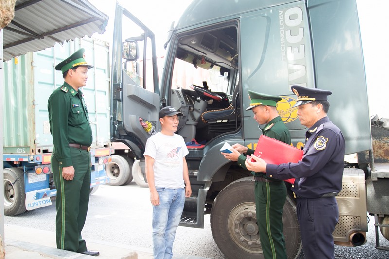 Cán bộ, chiến sĩ Đồn Biên phòng Cửa khẩu quốc tế Lao Bảo phối hợp với các lực lượng kiểm tra phương tiện ra vào cửa khẩu - Ảnh: L.T