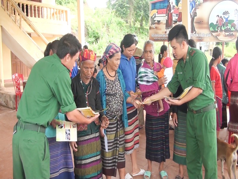 CBCS Đồn CKQT Lao Bảo tuyên truyền pháp luật cho Nhân dân trên địa bàn
