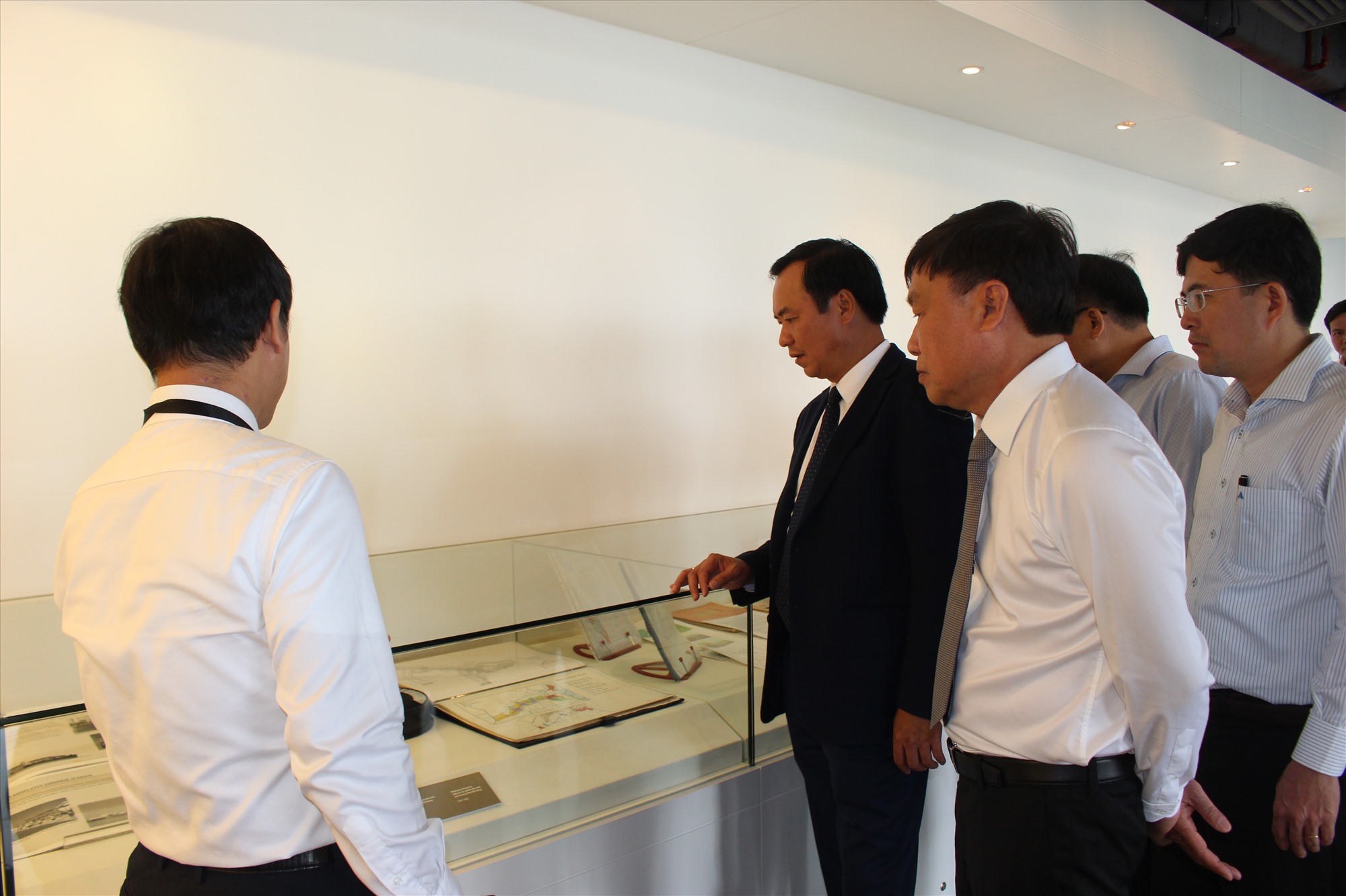 Chủ tịch UBND tỉnh Võ Văn Hưng tìm hiểu các mô hình hoạt động, kinh doanh của Tập đoàn Phú Mỹ Hưng - Ảnh: T.T