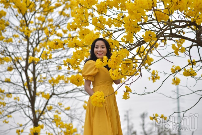 Vì say mê màu vàng nên chị Hương đã sắm cho mình bộ váy vàng để phù hợp với màu hoa