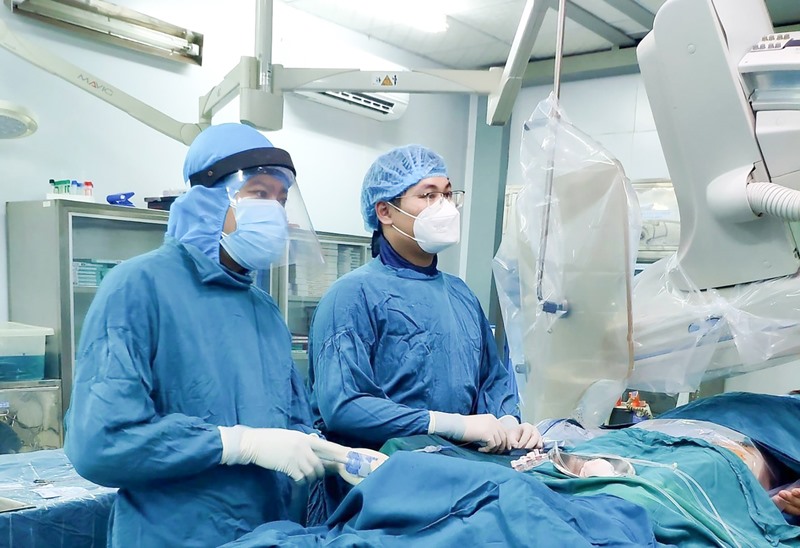 Bác sĩ Trương Văn Khánh Nguyên (bên phải) khi đang mắc COVID-19 vẫn cố gắng can thiệp khẩn cấp cho bệnh nhân F0 bị nhồi máu cơ tim -Ảnh: TÚ LINH