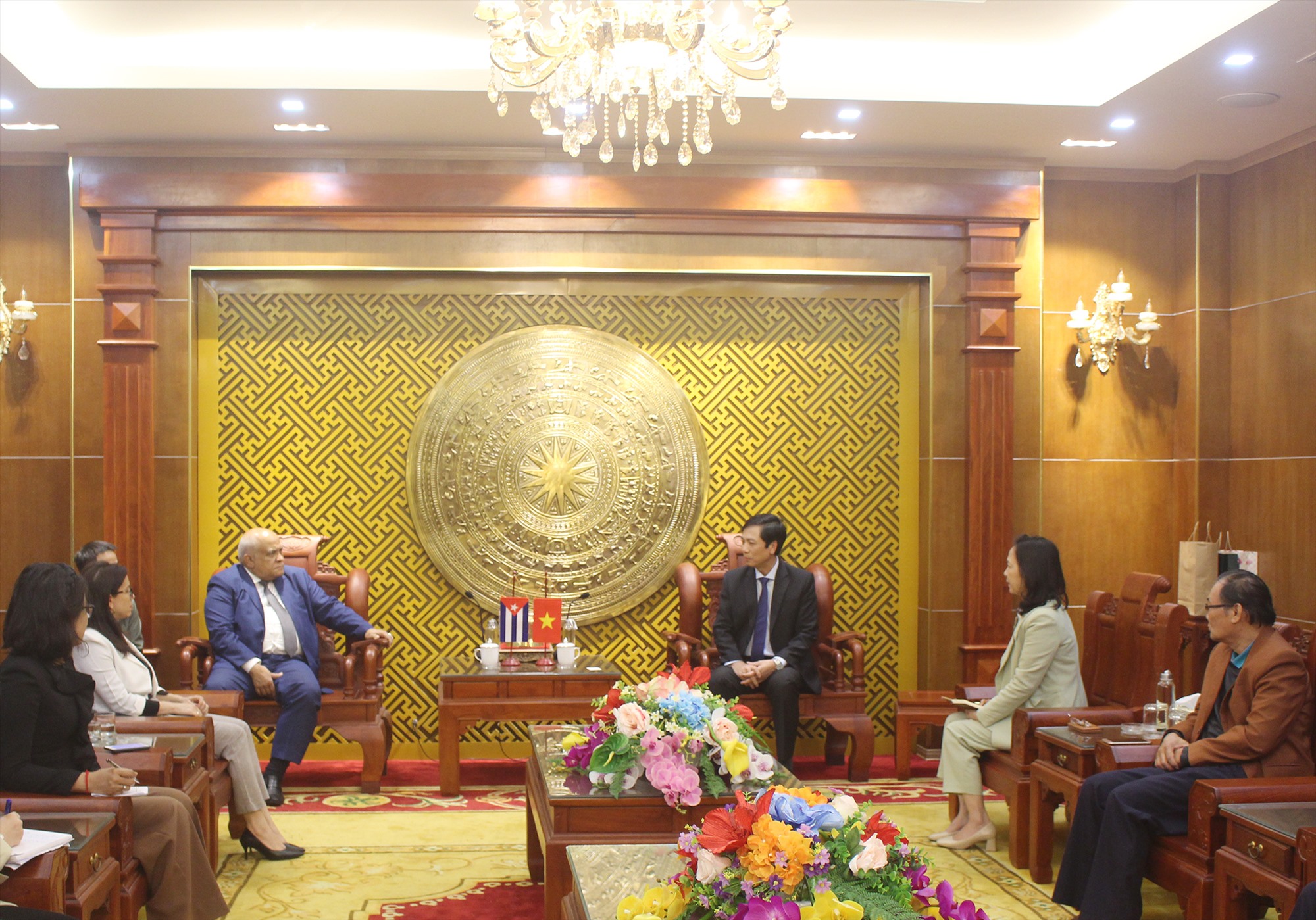 Phó Chủ tịch UBND tỉnh Hoàng Nam tiếp Đoàn đại sứ Cuba tại Việt Nam - Ảnh: Tú Linh