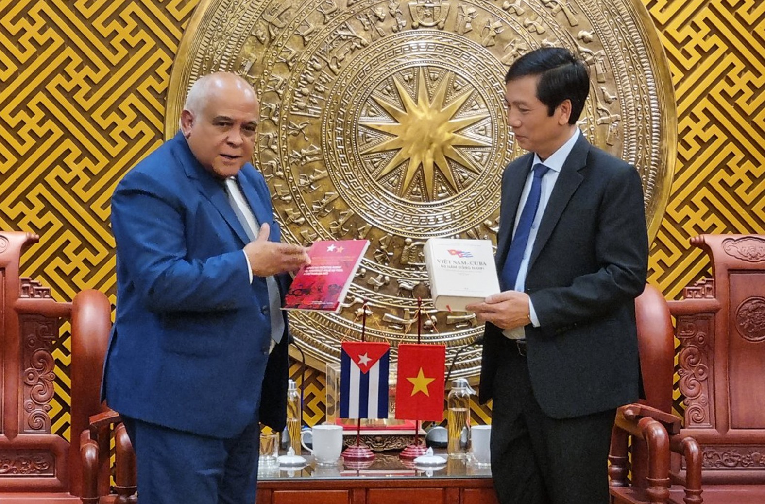 Đại sứ Đặc mệnh toàn quyền Cộng hòa Cuba tại Việt Nam Orlando Nicolas Hernandez Guillen tặng sách tư liệu về quan hệ Việt Nam - Cuba cho tỉnh Quảng Trị - Ảnh:Tú Linh