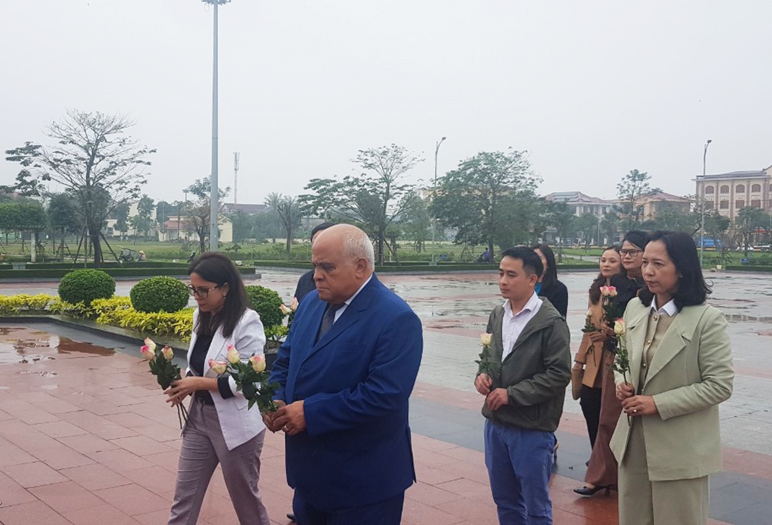 Đoàn đại sứ Cuba tại Việt Nam dâng hoa tại Tượng đài lãnh tụ Fidel Castro tại công viên Fidel Castro, TP. Đông Hà-Ảnh: Tú Linh