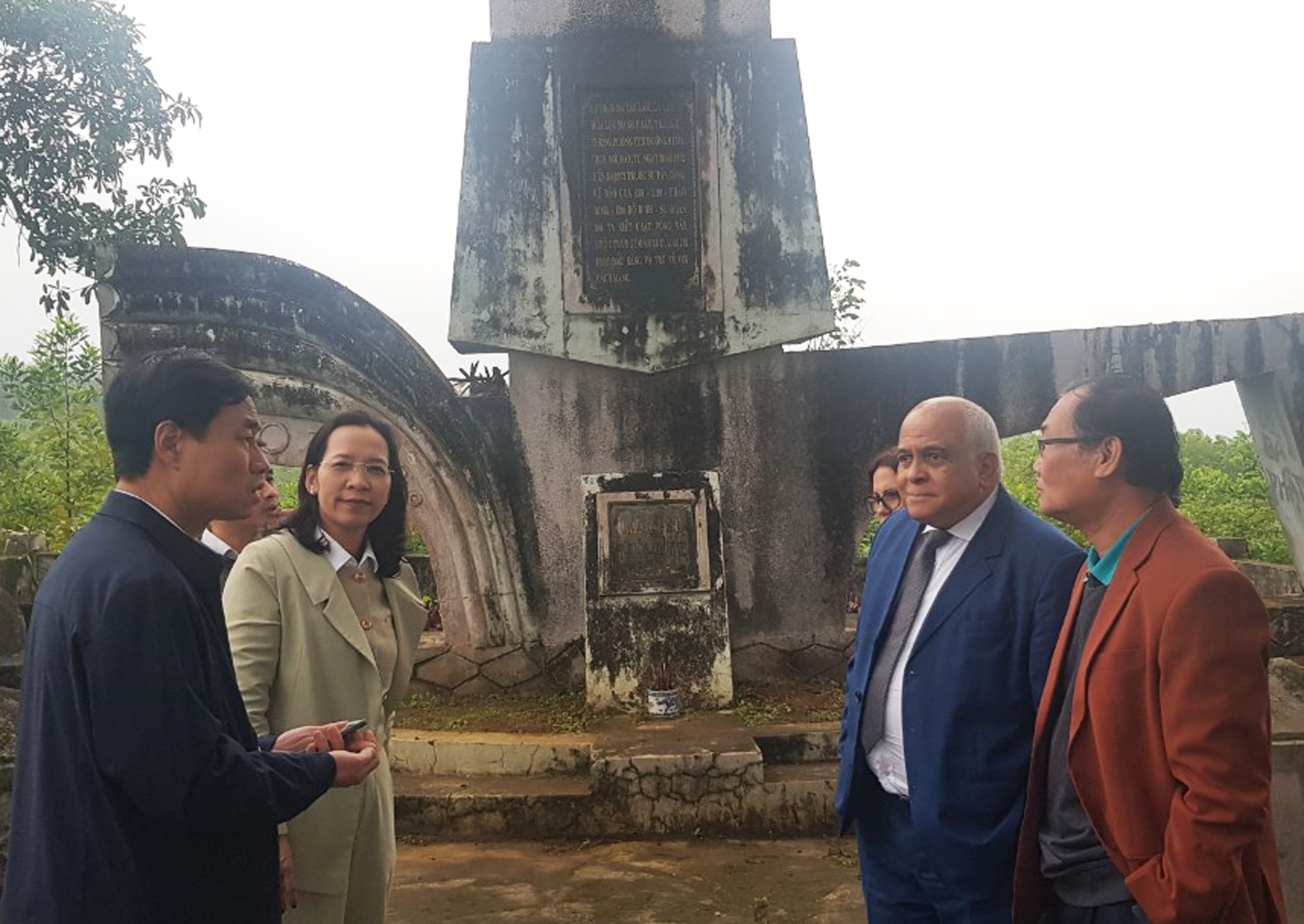 Đoàn thăm di tích lịch sử Cao điểm 241 tại Cam Lộ - Ảnh: Tú Linh