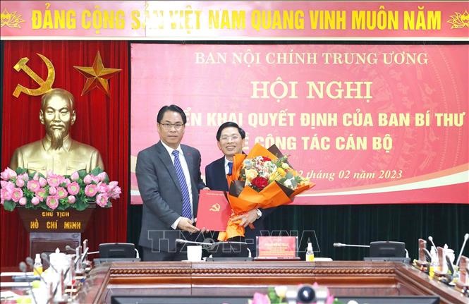 Đồng chí Phan Thăng An, Phó Trưởng Ban Tổ chức Trung ương trao Quyết định bổ nhiệm Phó Trưởng Ban Nội chính Trung ương cho đồng chí Đặng Văn Dũng. Ảnh: Phương Hoa/TTXVN