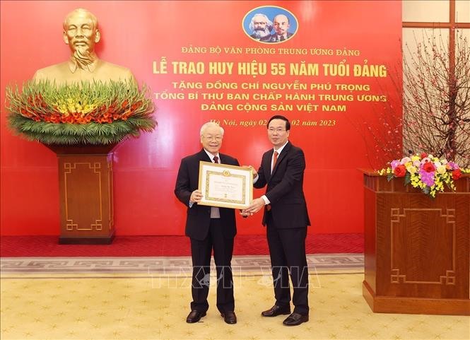 Đồng chí Võ Văn Thưởng, Ủy viên Bộ Chính trị, Thường trực Ban Bí thư, tặng hoa chúc mừng Tổng Bí thư Nguyễn Phú Trọng.