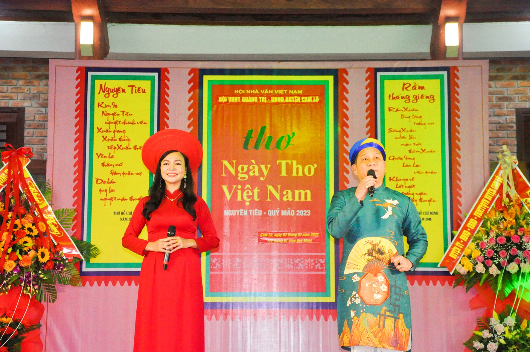 Nghệ sĩ Sỹ Kỳ và Hồng Vân trình bày thi phẩm “Nguyên tiêu” - Ảnh: Q.H