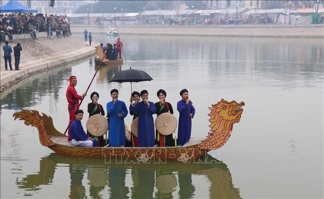 Chương trình hát Quan họ Bắc Ninh trên thuyền tại hồ Vân Tương phục vụ du khách trảy hội Lim.