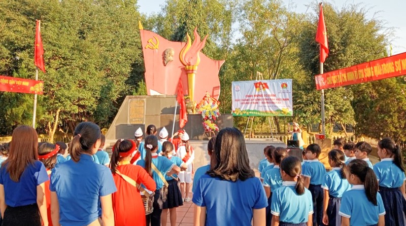 Nhiều hoạt động giáo dục truyền thống cách mạng được tổ chức tại đài tưởng niệm nơi thành lập chi bộ đầu tiên ở thôn Quảng Xá, xã Vĩnh Lâm - Ảnh: T.L