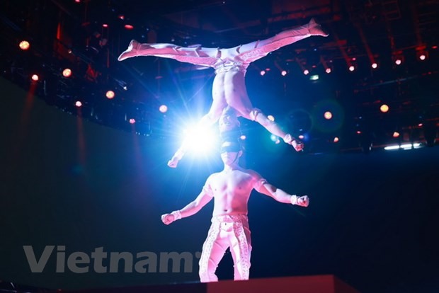 Anh em nghệ sỹ xiếc Quốc Cơ-Quốc Nghiệp đi trên cầu thăng bằng dài 10m, rộng 40cm, lên-xuống 10 bậc thang. (Ảnh: Ngô Trần Hải An/Vietnam+)
