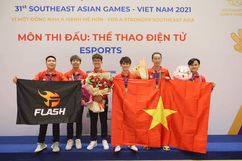 Chí Khanh (thứ 3, bên phải) và đồng đội giành tấm Huy chương Vàng tại SEA Games 31 - Ảnh: NVCC