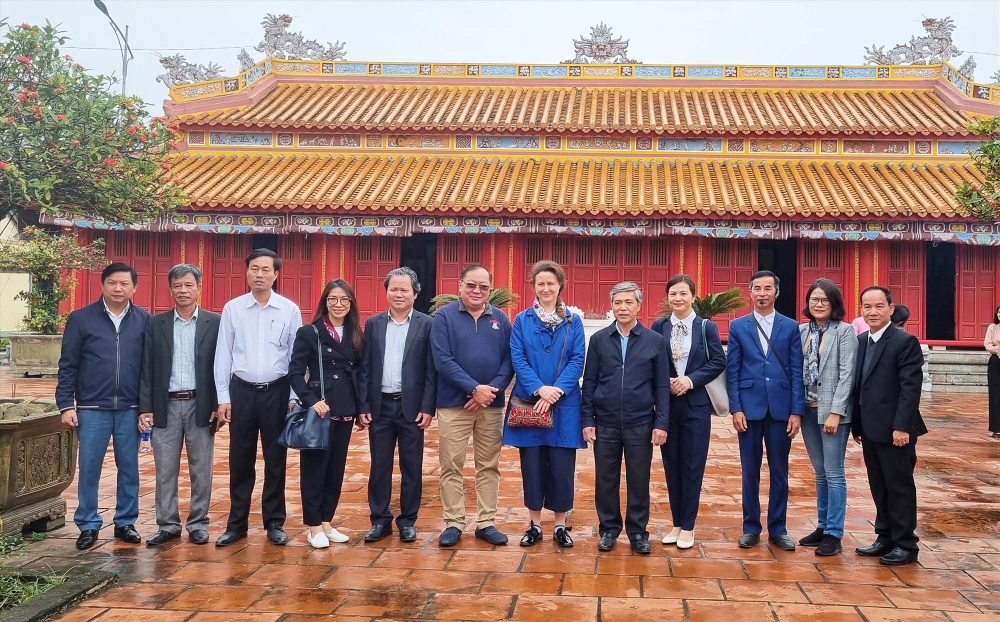 Tiến sĩ Amandine Dabat chụp ảnh lưu niệm với lãnh đạo huyện Cam Lộ và đại diện một số sở, ngành của tỉnh Quảng Trị tại Đền thờ vua Hàm Nghi và các tướng sĩ Cần Vương - Ảnh: L.T