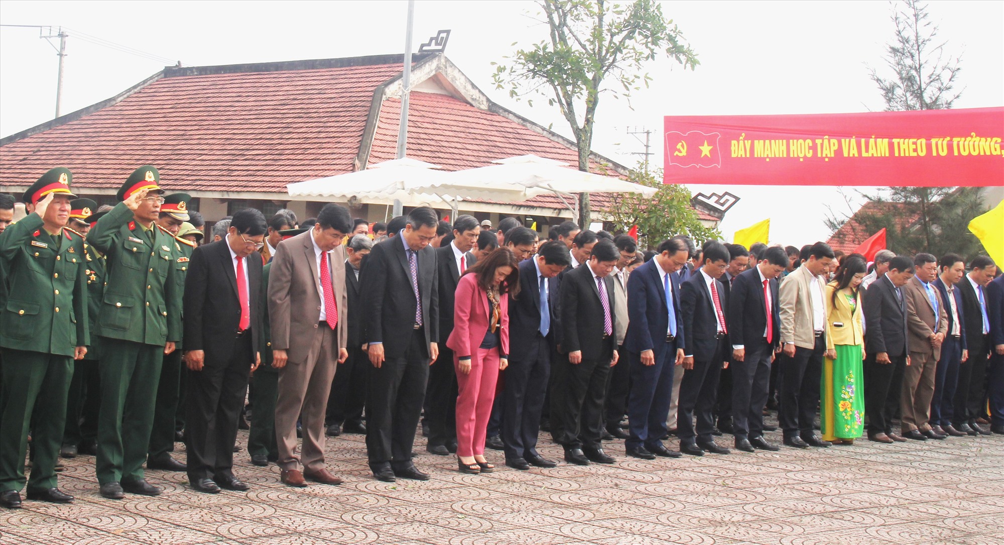 Các đại biểu mặc miệm bày tỏ lòng thành kính, tri ân công lao to lớn của các anh hùng liệt sĩ tại Tượng đài Chiến thắng Cửa Việt - Ảnh: H.A