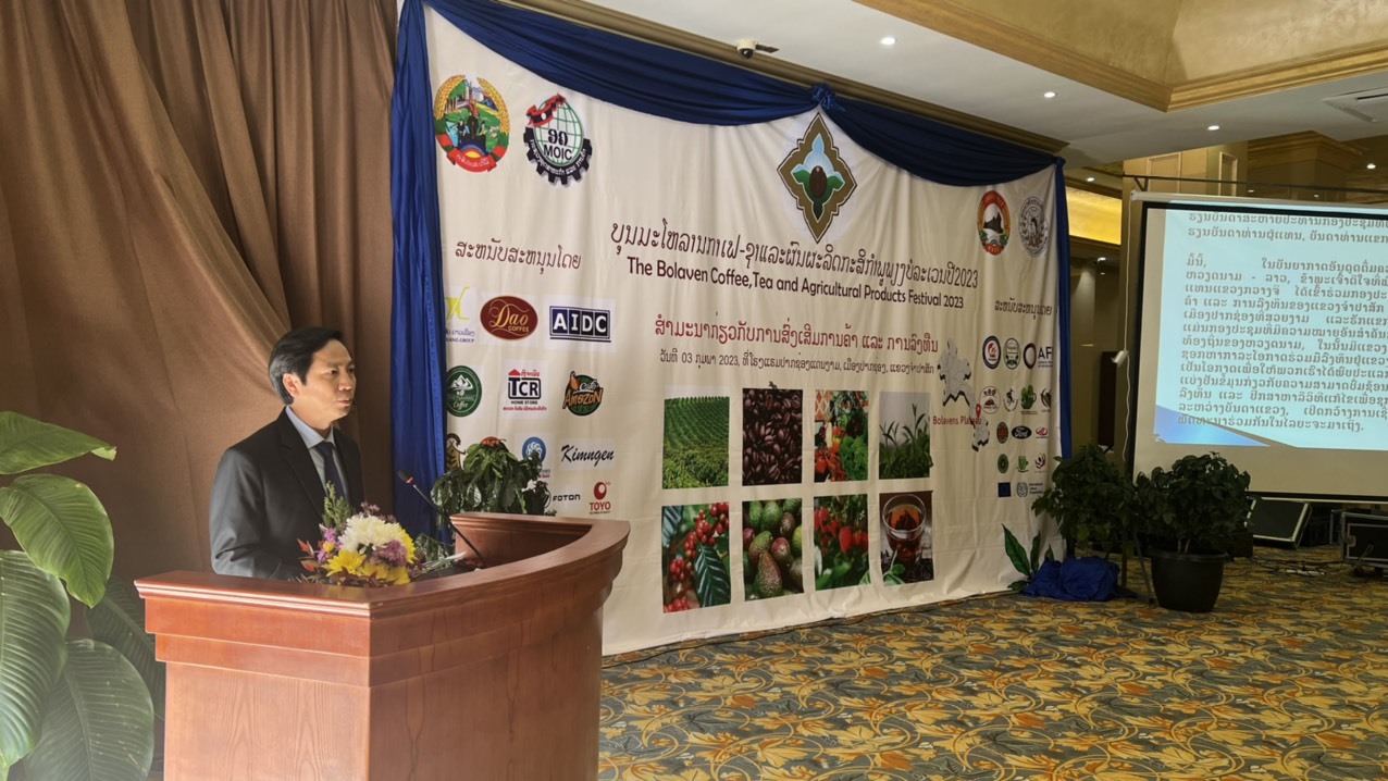 Phó Chủ tịch UBND tỉnh Hoàng Nam phát biểu tại Hội nghị xúc tiến thương mại và đầu tư tỉnh Champasak - Ảnh: N.Đ.T