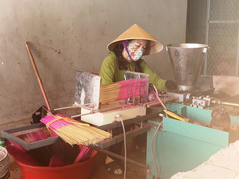 Sản xuất hương bài tại HTX hương trầm Tâm Phát Cồn Tiên, xã Hải Thái, huyện Gio Linh - Ảnh: T.T