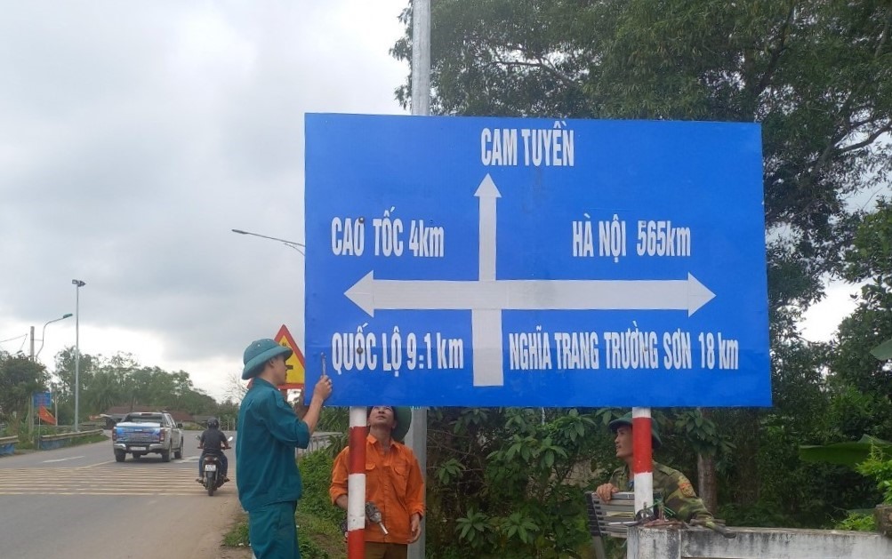 Điều chỉnh biển báo chỉ hướng đường tại km 7+900, Quốc lộ 9 dẫn vào cao tốc Cam Lộ - La Sơn - Ảnh: L.T