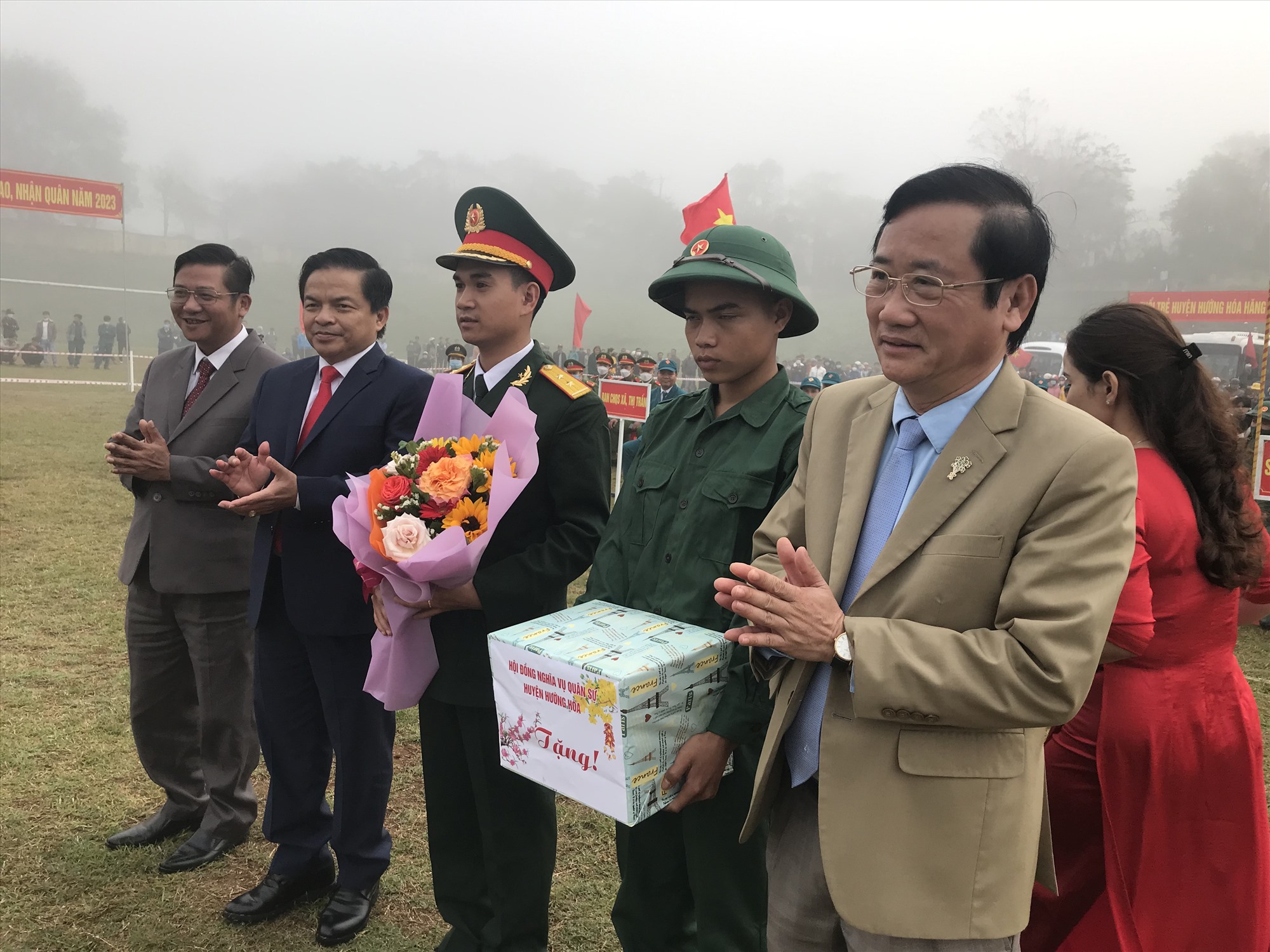 Trưởng Ban Tuyên giáo Tỉnh ủy Hồ Đại Nam và lãnh đạo huyện Hướng Hóa tặng hoa, quà cho các tân binh - Ảnh: N.Đ.P