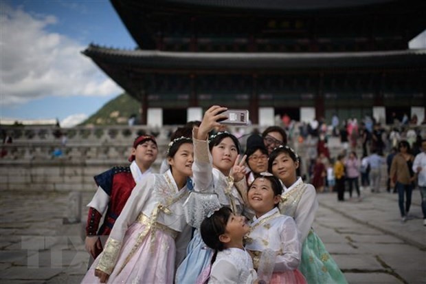 Du khách tham quan Cung Gyeongbokgung ở Seoul, Hàn Quốc. (Nguồn: AFP/TTXVN)