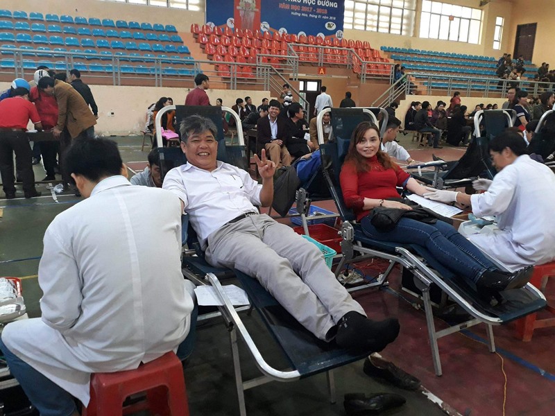 Anh Võ Công Khánh và chị Đoàn Thị Thu cùng tham gia hiến máu tình nguyện -Ảnh: B.L