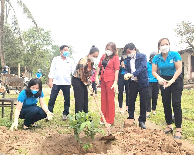 Hội LHPN huyện Hải Lăng ra quân trồng cây xanh, tạo cảnh quan môi trường xanh, sạch, đẹp - Ảnh: H.N
