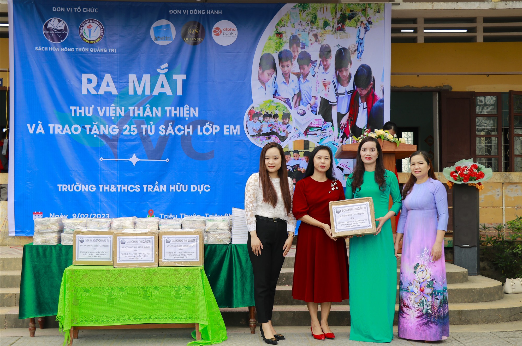 Đại diện Câu lạc bộ Sách hoá Nông thôn Quảng Trị trao sách cho lãnh đạo Trường TH & THCS Trần Hữu Dực.