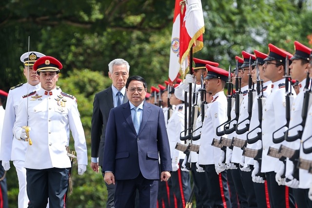 Thủ tướng Singapore Lý Hiển Long và Phu nhân chủ trì lễ đón Thủ tướng Phạm Minh Chính và Phu nhân, cùng đoàn đại biểu cấp cao Việt Nam thăm chính thức Singapore - Ảnh: VGP/Nhật Bắc