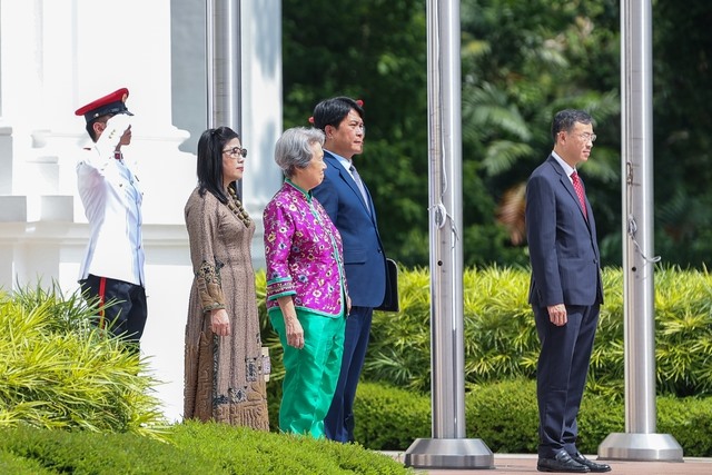 Thủ tướng Singapore Lý Hiển Long đón Thủ tướng Phạm Minh Chính - Ảnh: VGP/Nhật Bắc