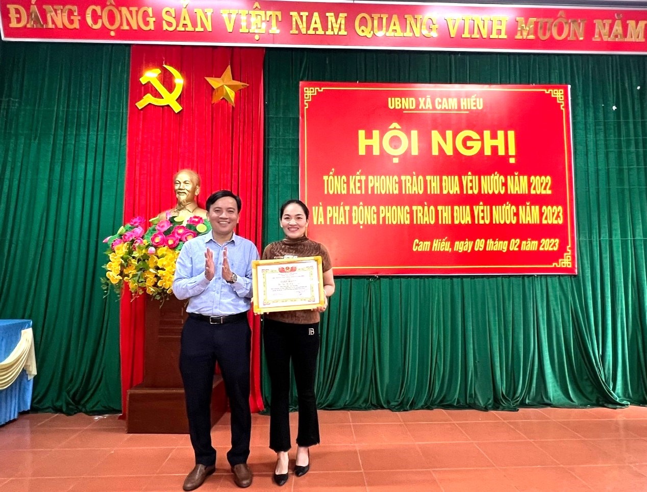 UBND xã Cam Hiếu trao giấy khen cho chị Bùi Thị Kiều Hương vì đã có việc làm cao đẹp nhặt được của rơi trả người đánh mất với tài sản hơn 15 triệu đồng - Ảnh: L.T