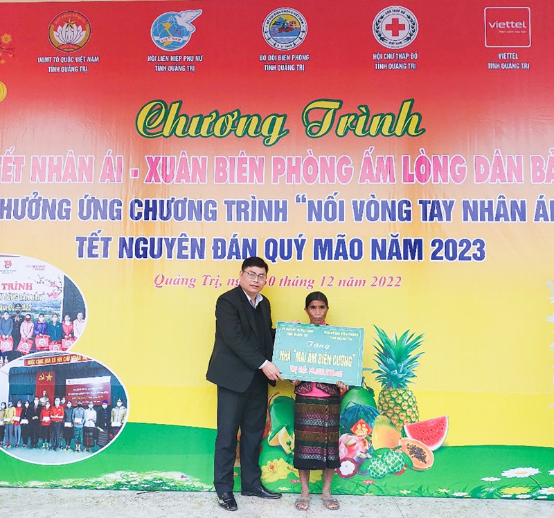 Phó Chủ tịch Ủy ban MTTQ Việt Nam tỉnh Dương Tân Long trao biển tượng trưng hỗ trợ xây dựng nhà cho hộ nghèo ở Đakrông - Ảnh: V.T.H