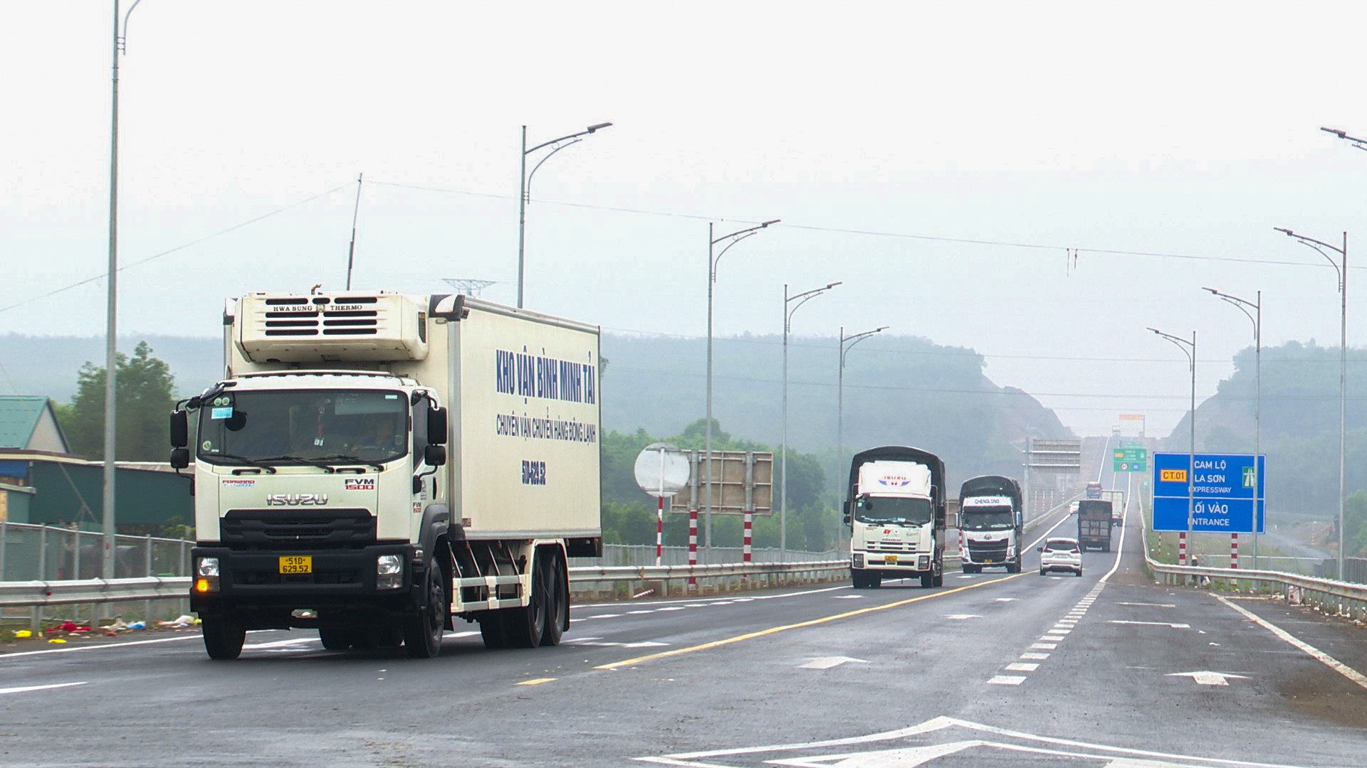 Lưu lượng phương tiện tại đoạn đầu tuyến cao tốc Cam Lộ - La Sơn giao Quốc lộ 9 qua xã Cam Hiếu tăng cao - Ảnh: L.T