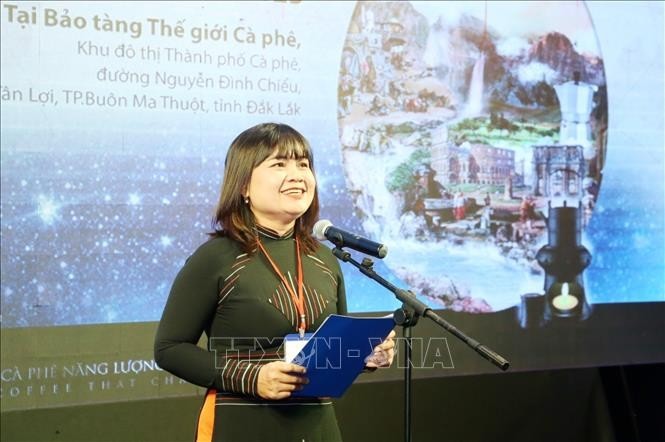 Phó Chủ tịch UBND tỉnh Đắk Lắk, Phó Trưởng Ban Tổ chức Lễ hội Cà phê Buôn Ma Thuột lần thứ 8 H’Yim Kđoh phát biểu khai mạc triển lãm.
