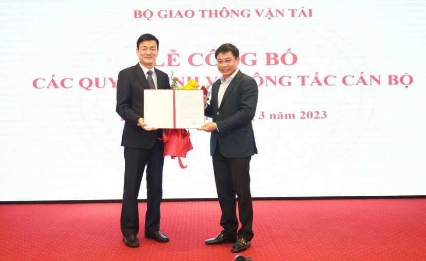 Tân Cục trưởng Cục Đăng kiểm Việt Nam Nguyễn Chiến Thắng (trái). Ảnh: Quang Toàn/TTXVN.