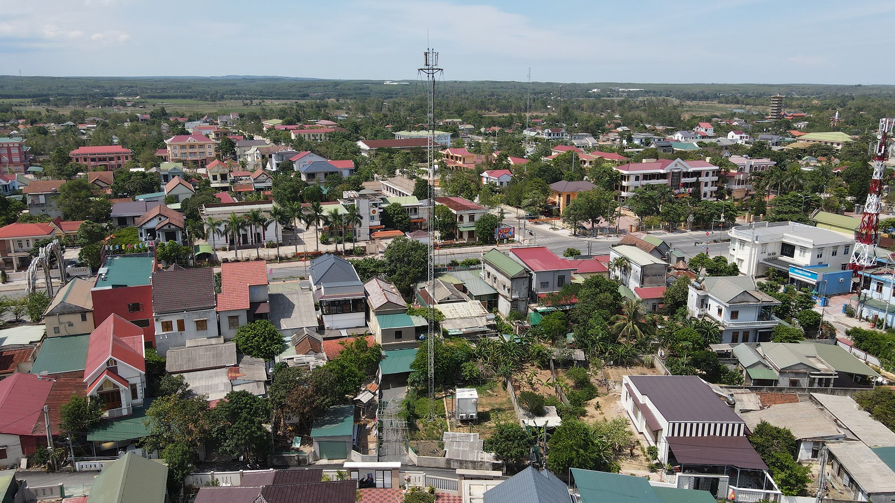 Một trạm BTS của Công ty Gtel Mobile nằm ngay khu dân cư ở thị trấn Cam Lộ, huyện Cam Lộ đã ngừng hoạt động có nguy cơ sụp đổ - Ảnh: L.T