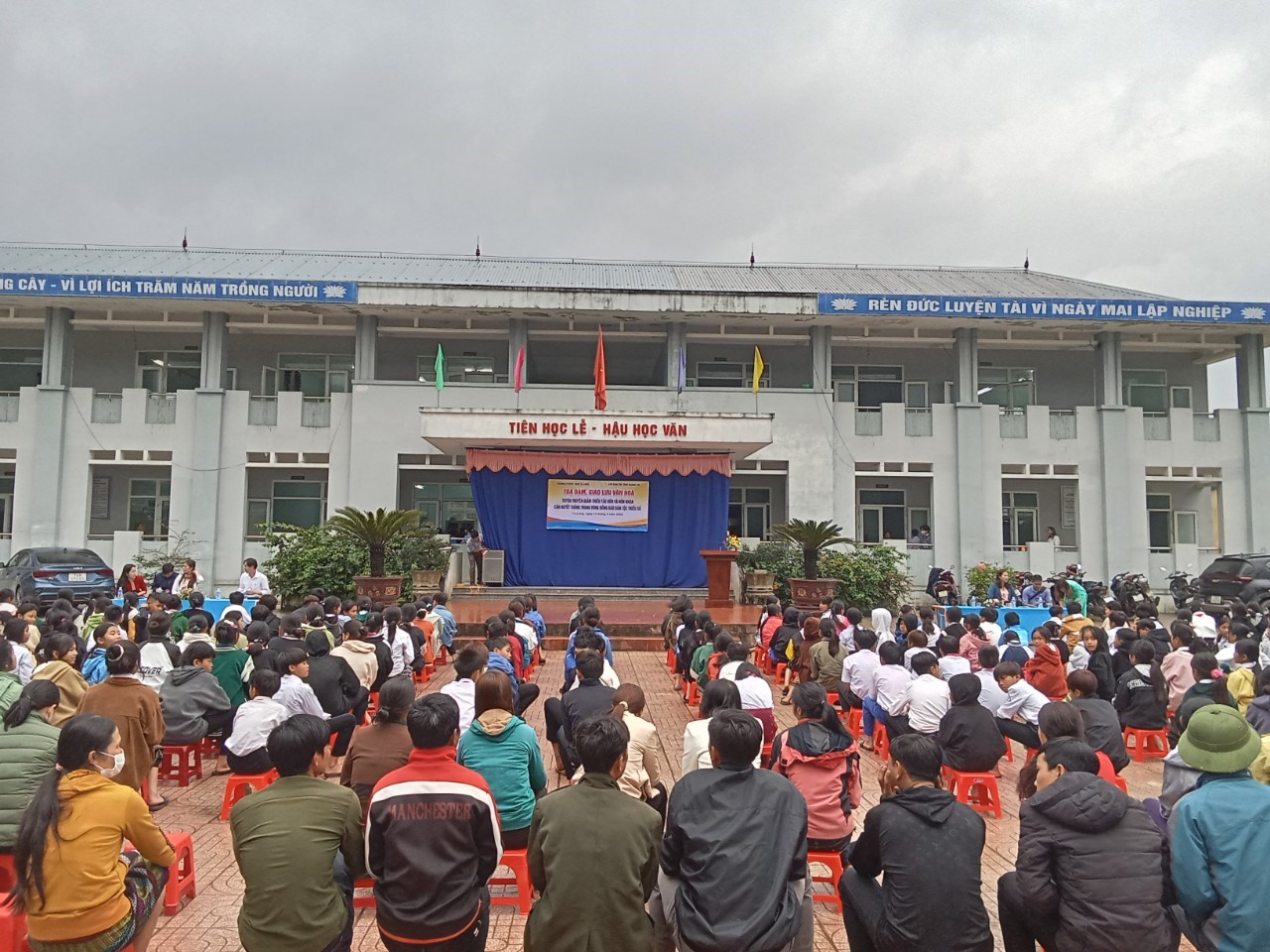 toàn cảnh hoạt động toạ đàm tại trường bt thcs tà long xã tà long huyện Đakrông tỉnh Quảng Trị